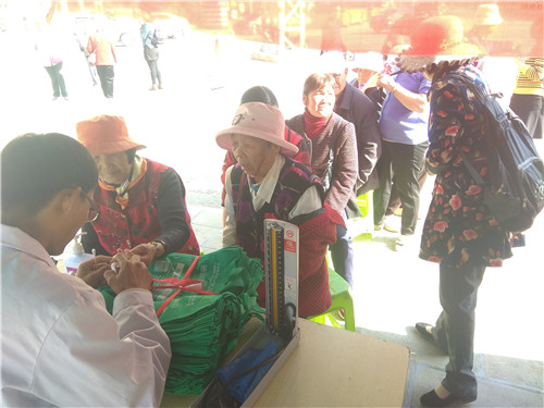 昆骨义诊活动走进安宁“百花公园”,为百姓普及骨病防治知识03.jpg 昆骨义诊活动走进安宁“百花公园”,为百姓普及骨病防治知识03.jpg